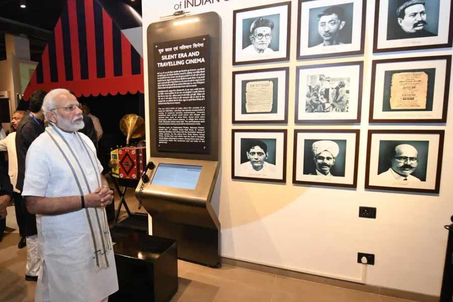 মোদী সরকারের শীর্ষ আধিকারিকেরা ওই সংবাদমাধ্যমে জানিয়েছেন, আমজনতার জন্য মোদী-বিষয়ক এই সংগ্রহালয় খোলার আগে শেষ মুহূর্তের প্রস্তুতি চলছে পুরোদমে। প্রধানমন্ত্রী মোদীর কোন কোন দিক ঠাঁই পেয়েছে এখানে?