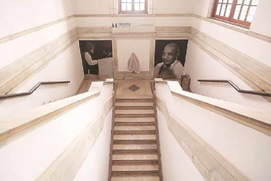 ২০১৪ সালে লোকসভা নির্বাচনে বিপুল ভোটে জিতে প্রথম বার প্রধানমন্ত্রী হন মোদী। ’১৯-এও ক্ষমতা ধরে রাখে এনডিএ। বিজেপি নেতৃত্বাধীন সেই জোটের প্রধানমন্ত্রী হিসাবে মোদীর কার্যকালের নানা দিকগুলিও এখানে জায়গা করে নিয়েছে। মোদী সরকারের অর্থনৈতিক ও কূটনৈতিক নীতি-সহ সামাজিক ক্ষেত্রে তাঁর নানা গুরুত্বপূর্ণ পদক্ষেপের খুঁটিনাটি নিয়েও বিভাগ থাকবে এতে।