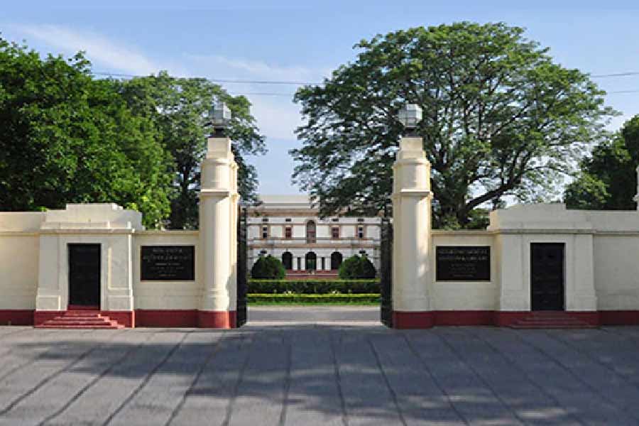 এক আধিকারিকের কথায়, ‘‘প্রধানমন্ত্রী মোদীর সংগ্রহালয়ের অর্থনৈতিক বিভাগে নোটবন্দি-সহ এই সরকারের নানা নীতির কথা জানানোর বন্দোবস্ত থাকবে। অন্য দিকে, বৈদেশিক বিষয়ক বিভাগে দেখানো হবে, কী ভাবে বিশ্বমঞ্চে নিজেকে মেলে ধরেছে এই সরকার। প্রতিবেশী ছাড়াও বিদেশি রাষ্ট্রনেতাদের সঙ্গে প্রধানমন্ত্রীর সাক্ষাৎ-সহ অতিমারির সময় টিকা-কূটনীতির কথাও জানানো হবে।’’