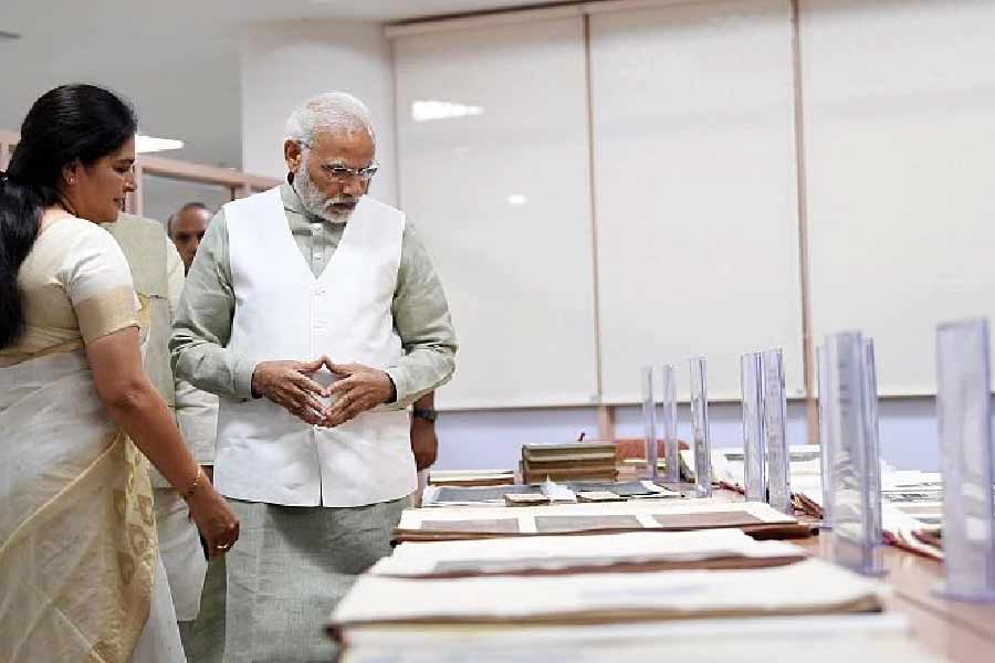 ২০১৬ সালে ৮ নভেম্বর থেকে ৫০০ ও ১০০০ টাকার পুরনো নোট বাতিলের সিদ্ধান্ত নিয়েছিল মোদী সরকার। তার আগে সে বছরের ফেব্রুয়ারিতে বালাকোটের আকাশপথে ভারতীয় বায়ুসেনার অভিযান এবং ২০১৯ সালের সার্জিক্যাল স্ট্রাইকের মতো ঘটনা ঘটেছে মোদী সরকারের আমলেই। 