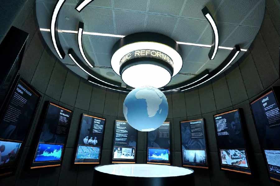 এ ছাড়া, সংবিধানের ৩৭০ অনুচ্ছেদ রদ করে জম্মু ও কাশ্মীরের বিশেষ মর্যাদা খণ্ডন করা এবং ওই রাজ্যকে দু’টি কেন্দ্রশাসিত অঞ্চলে ভাঙা অথবা অযোধ্যায় রামমন্দির নির্মাণের মতো মোদী সরকারের সিদ্ধান্ত— এ সবই এই সংগ্রহালয়ে গুরুত্ব পেয়েছে।