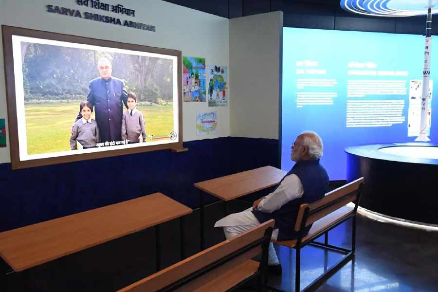 ওই সরকারি আধিকারিক আরও জানিয়েছেন, সামাজিক ক্ষেত্রে প্রধানমন্ত্রী মোদীর ‘বেটি বচাঁও, বেটি পঢ়াও’-এর মতো প্রকল্প অথবা উজ্জ্বলা যোজনায় আওতায় দারিদ্রসীমার নীচে থেকে মহিলাদের রান্নার গ্যাস দেওয়ার প্রকল্পের কথাও এই সংগ্রহালয়ের প্রদর্শনীর বিষয় হবে।