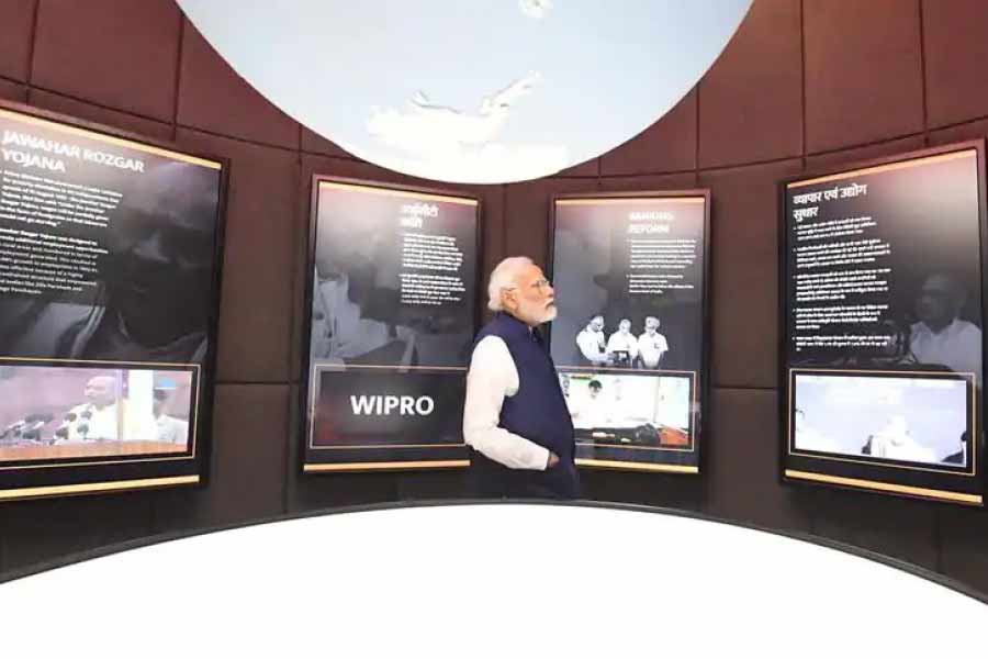 ওই সংবাদমাধ্যমটির প্রতিবেদন অনুযায়ী, প্রধানমন্ত্রী সংগ্রহালয়ের নীচের তলায় মোদী সম্পর্কিত এই প্রদর্শনীগুলি চলবে।