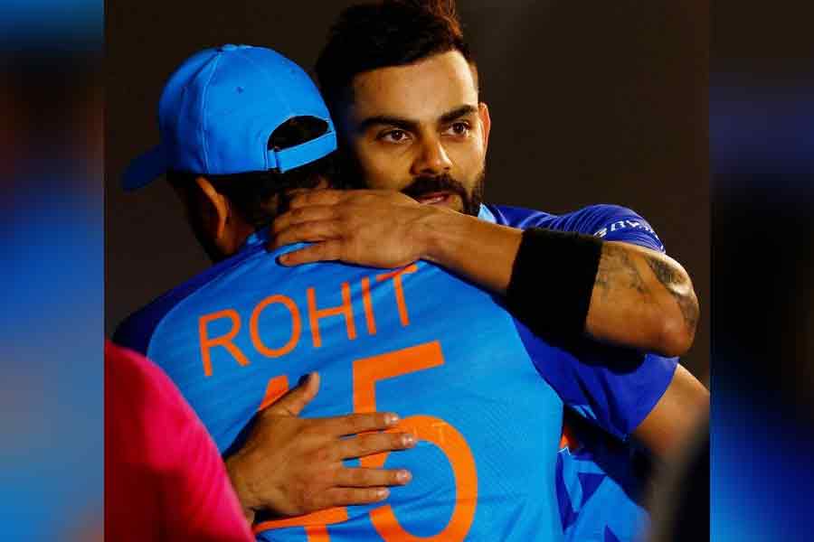 অধিনায়ক হিসাবে বিরাট এবং রোহিতকে নিয়ে সমর্থকদের মধ্যে চর্চা চলছেই। দাঁড়িপাল্লায় কেউ বিরাটকে এগিয়ে রাখেন তো কারও বিচারে এগিয়ে থাকেন রোহিত।