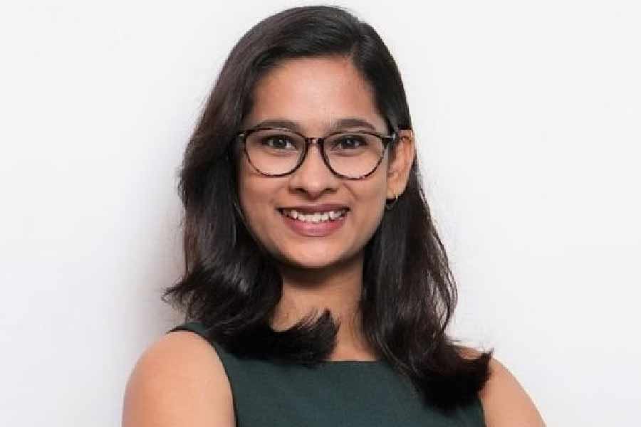 প্রশ্নটা প্রথম এসেছিল স্কুলের বন্ধুদের কাছ থেকে— তোর বাবা পানের দোকান চালায়? বন্ধুরা বাবার পেশা নিয়ে বার বার খোঁচা দিত। ছোট্ট প্রাচী তখন খুব কান্না পেত। প্রাচী বলেন, “এক দিন সকলের সামনে দাদার এক বন্ধু বাবার পেশা নিয়ে বলেছিল। আমার তখন বাবার উপর খুব রাগ হয়েছিল। লজ্জা হচ্ছিল, বাবা এমন একটা পেশায় জড়িত।”