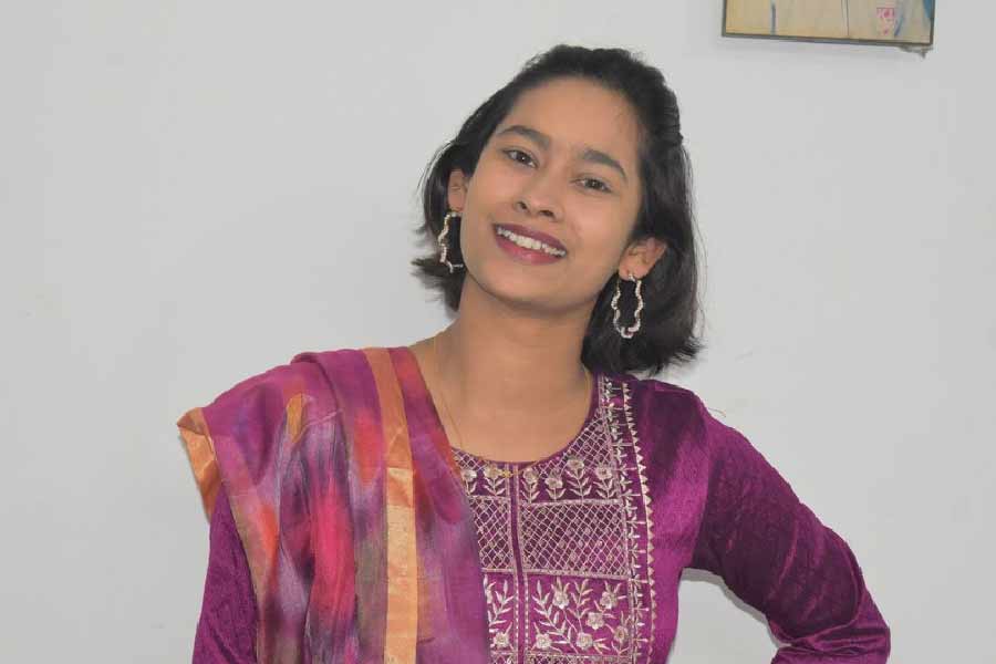 প্রাচী আরও জানিয়েছেন, তাঁর বাবা ইস্ত্রি করা পোশাক পরুক। এক জন বেতনভুক কর্মী হোক। সেই বেতন পেলে ভাল ভাল বই কেনা যেত। কিন্তু না, কোনওটাই হয়নি। 