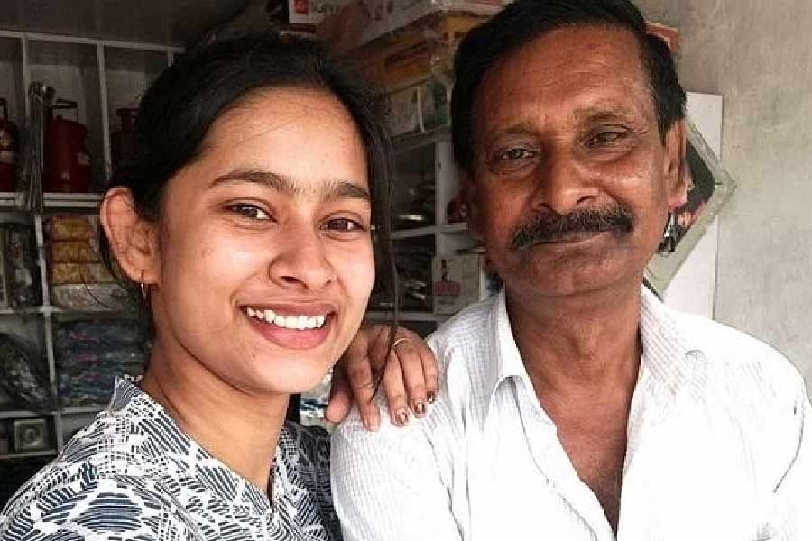 বিহারের এই তরুণী বলেছেন, “এ সব কোনও কিছু হয়নি বলে খুব রাগ হত। কিন্তু পরে বুঝেছিলাম, আমার বাবা যেমন ছিল, যেমন আছে, তেমনই থাক। আর এটাই আমার গর্ব।”