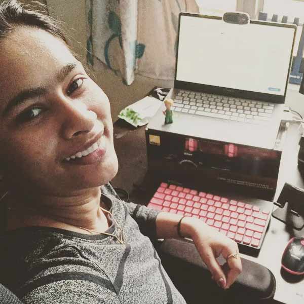 তাঁর কথায়, “এটা ঠিক, একটা সময় বাবার পেশা নিয়ে লজ্জা পেতাম। কিন্তু আজ ওঁর জন্য গর্ববোধ করি। ওঁর মেয়ে হতে পেরে গর্ব হয়। না, বাবা বদলায়নি। একই রকম আছে। তবে পেশাও বদলায়নি। সেই পানের দোকান আছে। পাশাপাশি, তিনি রান্নার গ্যাস সারাইয়ের কাজ করেন।”