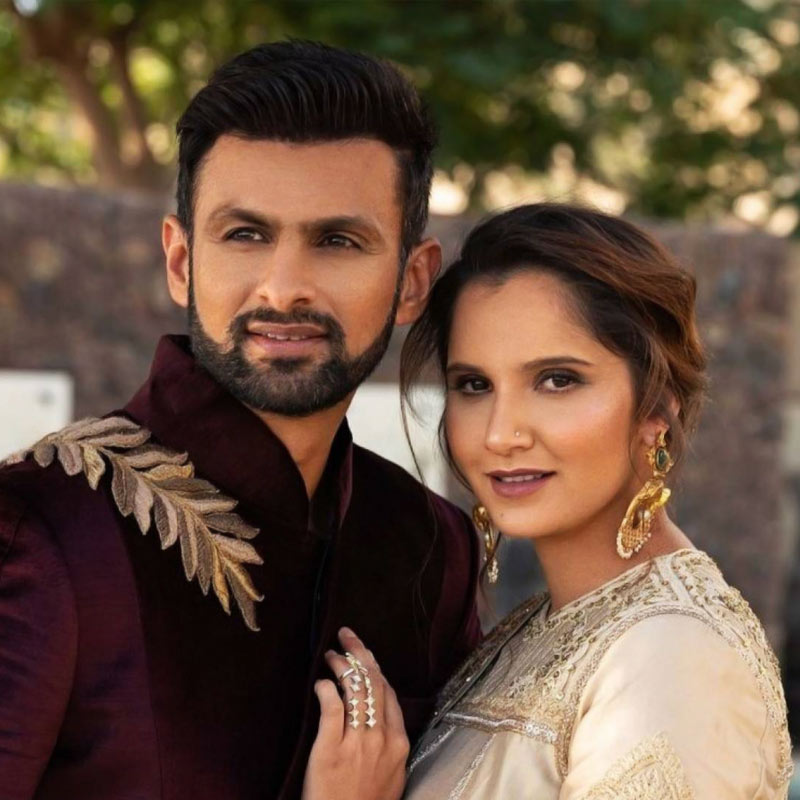 কানাঘুষো চলছিল অনেক দিনই। শেষ পর্যন্ত তাতেই সিলমোহর পড়ল। ফাটল ধরেছে সানিয়া মির্জা আর শোয়েব মালিকের দাম্পত্যে। আর এক সঙ্গে থাকতে চান না তাঁরা। কয়েকটি সংবাদমাধ্যমের দাবি, ইতিমধ্যে নাকি বিচ্ছেদের মামলাও দায়ের করেছেন দম্পতি। যদিও সানিয়ার বাবা এই সব জল্পনা অস্বীকার করেছেন। কিন্তু ভারত এবং পাকিস্তানের একাধিক সংবাদমাধ্যমের দাবি, সানিয়া-শোয়েবের বিয়ে ভাঙছে।