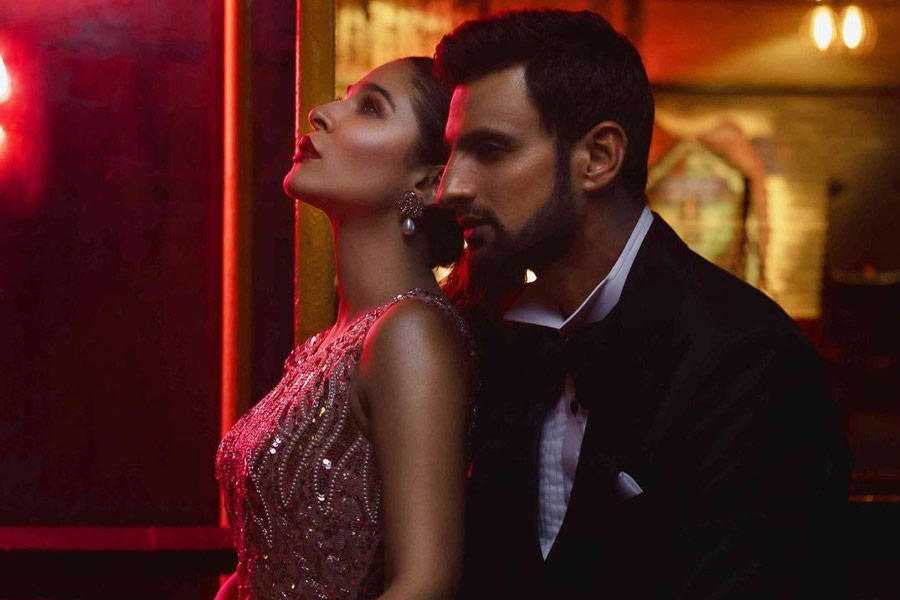 পাকিস্তানের এই পত্রিকায় মূলত তারকাদের ফ্যাশন, জীবনযাপন নিয়ে আলোচনা হয়। গত বছরের সেপ্টেম্বরের সংখ্যায় প্রচ্ছদ ছিলেন শোয়েব আর আয়েশা।