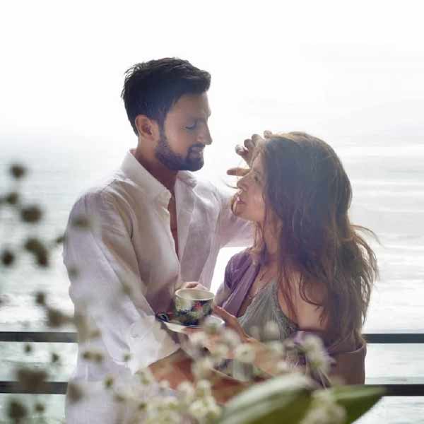 রাতপোশাক পরেও ফটোশুট করেছিলেন আয়েশা এবং শোয়েব। নায়িকার হাতে চায়ের কাপ। তাঁর চুল ঠিক করে দিচ্ছেন শোয়েব। পিছনে সমুদ্র। 