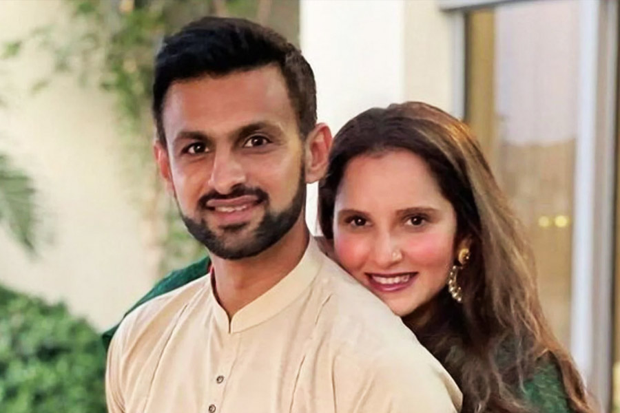 শোয়েব স্পষ্টই জানিয়েছিলেন, সানিয়া শো দেখছেন। কিন্তু তিনি মাহিরার বউদি নন। মাহিরা পাল্টা বলেছিলেন, তিনি গোটা পাকিস্তানের বউদি।