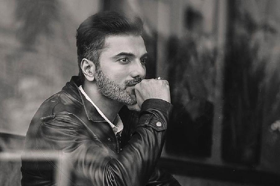 হিন্দি বিনোদন দুনিয়ায় আবার অকালপ্রয়াণ। হৃদ্‌‌রোগে আক্রান্ত হয়ে প্রয়াত টেলি দুনিয়ার পরিচিত মুখ অভিনেতা সিদ্ধান্ত বীর সূর্যবংশী। তাঁর বয়স হয়েছিল ৪৬। 