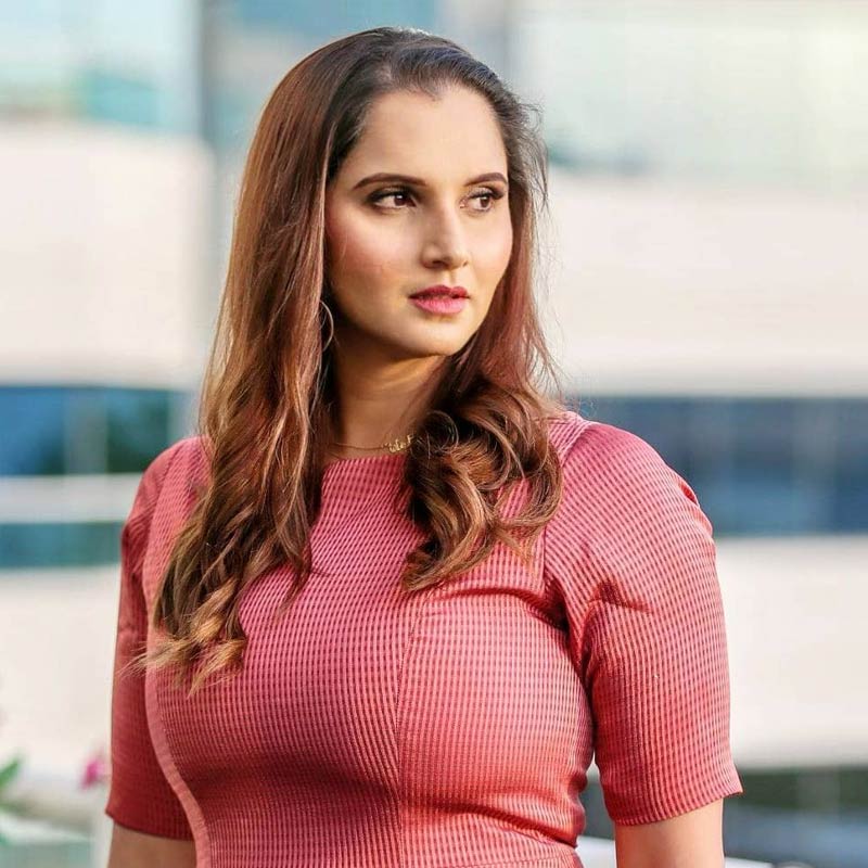 ইনস্টাগ্রামে একটি পোস্টে সানিয়া লিখেছেন, ‘‘ভাঙা হৃদয় কোথায় যায়? ঈশ্বরকে খুঁজতে যায়।’’