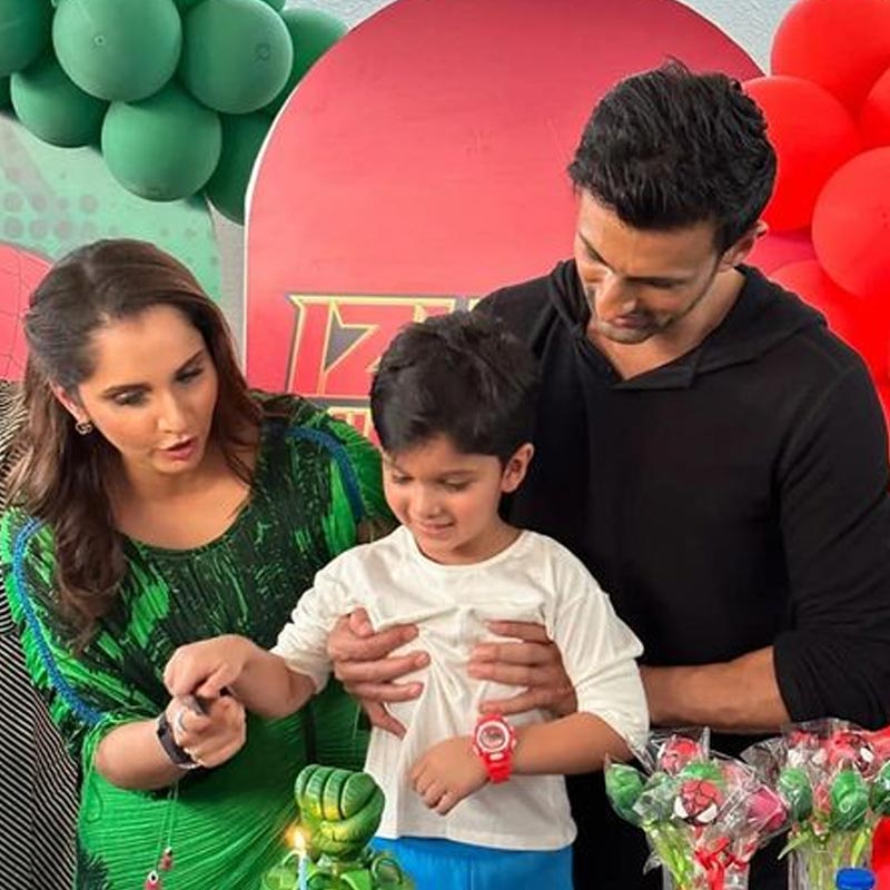 এ সব পোস্টের পর জল্পনা আরও বেড়েছে। এ বার নাকি ক্রিকেট এবং টেনিস তারকা দুই ভিন্ন পথেই হাঁটবেন। তাতে আইনি সিলমোহরও পড়তে চলেছে। যদিও সানিয়া বা শোয়েব এই নিয়ে মুখ খোলেননি।