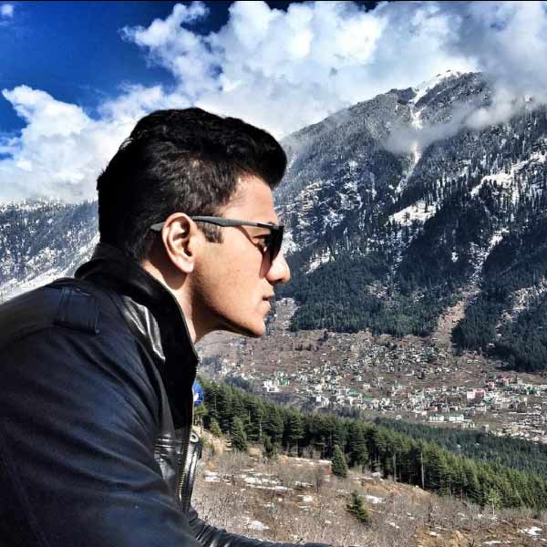 অন্য চার-পাঁচ জন অভিনেতার মতোই সিদ্ধান্তের জীবনেও বিতর্ক পিছু ছাড়েনি। তাঁর প্রথম বিয়ে ভেঙে যাওয়া নিয়ে জোর চর্চা হয়েছিল বিনোদন দুনিয়ায়। তার পর দ্বিতীয় বিয়ে নিয়েও বিস্তর চর্চা চলে। 