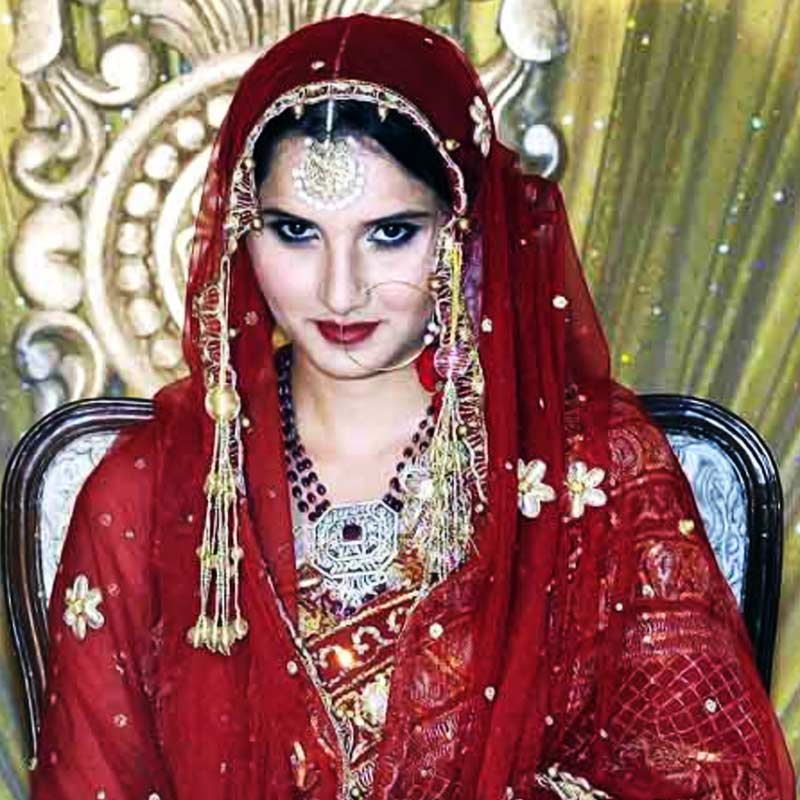 ফেসবুকে একটি পোস্টে সানিয়ার বাবা লিখেছেন, “গত কয়েক দিন ধরে আমাদের জীবনের একটি নির্দিষ্ট বিষয়কে নিয়ে প্রকাশ্যে অনেক আলোচনা হচ্ছে, যাতে আমি এবং আমার পরিবার বিধ্বস্ত। অর্ধেক সত্যের দ্বারা তৈরি হওয়া আমাদের জীবনের একটি বিষয়কে নিয়ে অনেকেই আমাকে ব্যক্তিগত ভাবে বিরক্ত করছেন এবং একের পর এক প্রশ্নের দ্বারা উত্ত্যক্ত করছেন। শোয়েব মালিক এবং সানিয়া মির্জা গত ১২ বছর ধরে বিবাহিত জীবন কাটাচ্ছে। বাকিদের মতোই ওদের জীবনেও ওঠানামা রয়েছে। টম, ডিক, হ্যারির মতো কিছু কিছু ব্যক্তি সেটাকে নিয়ে উত্তেজক কাহিনি তৈরির করার চেষ্টা করছে, যা আমরা কোনও মতেই সমর্থন করি না।”