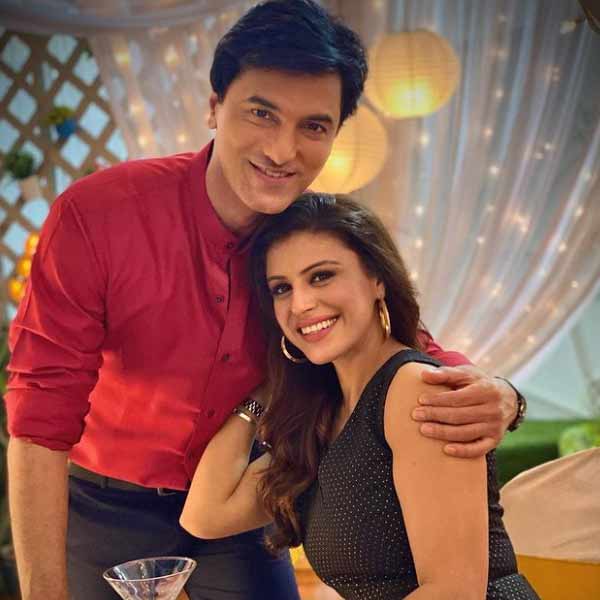 শোনা গিয়েছিল, সহ-অভিনেত্রী প্রিয়া ভাতিজার প্রেমে নাকি হাবুডুবু খাচ্ছিলেন সিদ্ধান্ত। তাঁদের সেই প্রণয়ের জেরেই ইরার সঙ্গে সিদ্ধান্তের ঘর ভেঙেছে। 