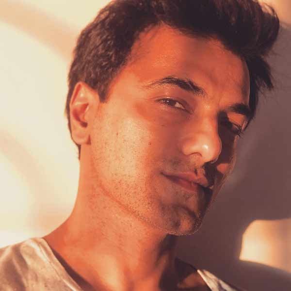  যদিও বিচ্ছেদের বেশ কিছু সময় পর এক ইংরাজি দৈনিককে দেওয়া সাক্ষাৎকারে অভিনেতা বলেছিলেন যে, স্ত্রীর সঙ্গে তাঁর বিচ্ছেদের সিদ্ধান্ত একান্তই ব্যক্তিগত। তাঁরা দু’জনেই পারস্পরিক বোঝাপড়ার মাধ্যমে এই সিদ্ধান্ত নিয়েছে। তাঁদের মধ্যে কোনও তিক্ততা নেই। 