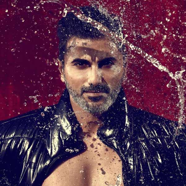 আলেশিয়ার সঙ্গে সিদ্ধান্তের আলাপ হয়েছিল অভিনেত্রী যশবীর কউরের মাধ্যমে। যশবীর সিদ্ধান্তের বন্ধু ও সহ-অভিনেত্রী। 