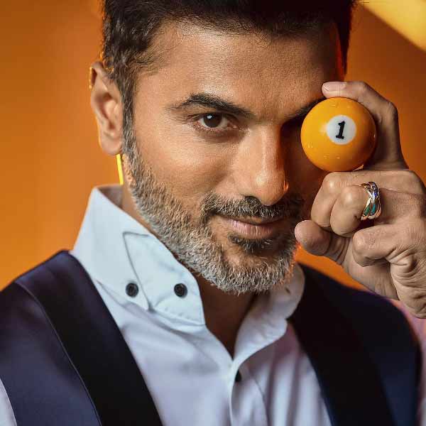 এক সাক্ষাৎকারে আলেশিয়া প্রসঙ্গে মুখ খুলেছিলেন অভিনেতা। তিনি বলেছিলেন, ‘‘এক বন্ধুর মাধ্যমে আলাপ হয়েছিল আমাদের দু’জনের। আমরা দু’জনেই সংসার বাঁধতে চেয়েছিলাম। ওকে দেখেই ভাল লেগেছিল।’’ আলেশিয়ার সঙ্গে সিদ্ধান্তের দ্বিতীয় বিয়ে নিয়েও চর্চা চলেছিল।