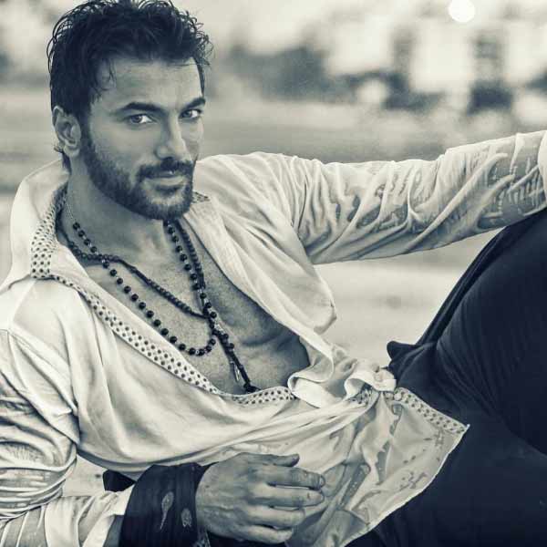 অভিনেতার মৃত্যুর খবরটি দেন বন্ধু জয় ভানুশালী। তিনি নিজের ইনস্টাগ্রাম স্টোরিতে সিদ্ধান্তের মৃত্যুর খবর নিশ্চিত করেন। গভীর শোকপ্রকাশ করে লেখেন, ‘‘বড্ড তাড়াতাড়ি চলে গেলে!’’