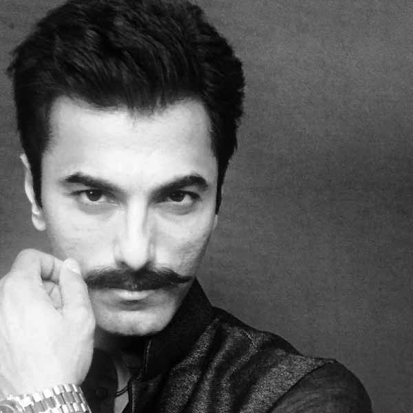 এর আগে জিম করতে করতে হৃদ্‌রোগে আক্রান্ত হয়ে মৃত্যু হয়েছিল সলমন খানের বডি ডাবল  সাগর পাণ্ডের। মাস কয়েক আগে জিম করতে করতে অসুস্থ হয়ে পড়েছিলেন বলিউড অভিনেতা রাজু শ্রীবাস্তব। হাসপাতালে বহু দিন চিকিৎসাধীন ছিলেন তিনি। তবু বাঁচানো যায়নি কৌতুকশিল্পীকে। স্মরণে আসতে পারে অভিনেতা সিদ্ধান্ত শুক্লর কথাও। গত বছর শরীরচর্চা করতে করতে তাঁরও এমনই মর্মান্তিক পরিণতি ঘটে।