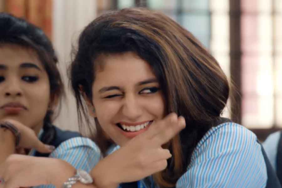 ২০১৯ সালে মালায়লম ছবি ‘ওরু আদর লাভ’-এর মাণিক্য মালারায়া পুভি গানে তাঁর চোখের ইশারায় রাতারাতি ভাইরাল হয়েছিলেন। চোখে চোখে কথা বলে কুপোকাত করার পর নেটিজেনরা পেয়েছিলেন প্রিয়ার ফ্লাইং কিসও!