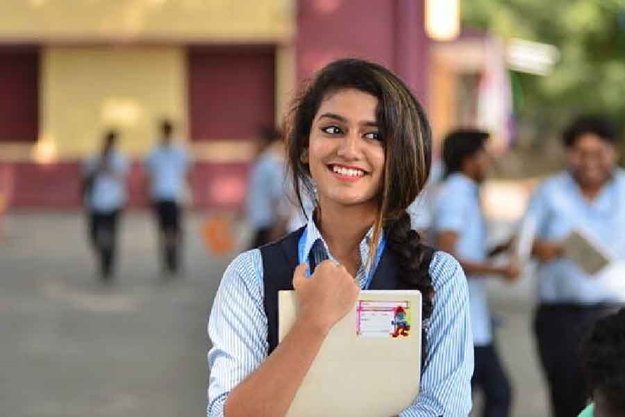 শুধু অভিনয়ই নয়, এক জন প্লেব্যাক গায়কও প্রিয়া। অভিনয় করেছেন মালায়লম, কন্নড়, তেলুগু ছবিতে।