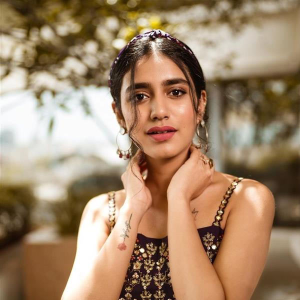 ২০১৯ সালে ‘ওরু আদর লাভ’ ছবিতেও এক স্কুলপড়ুয়ার অভিনয় করেছিলেন প্রিয়া। সেই ছবিতে তাঁর অভিনয় মন কেড়েছিল দর্শকদের। তার সঙ্গে বাড়তি পাওনা ছিল প্রিয়ার ভাইরাল হওয়া সেই চোখের ইশারা। যা তাঁকে রাতারাতি ‘উইঙ্ক গার্ল’ বানিয়েছিল।