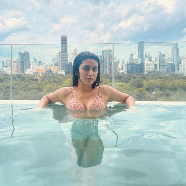 ওই ছবিরই একটি দৃশ্যতে সাহসী চুম্বন করতে দেখা গিয়েছে তাঁকে। ভাইরাল হওয়া ভিডিয়োতে দেখা গিয়েছিল, সহঅভিনেতা রোশন আব্দুল রউফের ঠোঁটে ঠোঁট রেখেছেন তিনি।