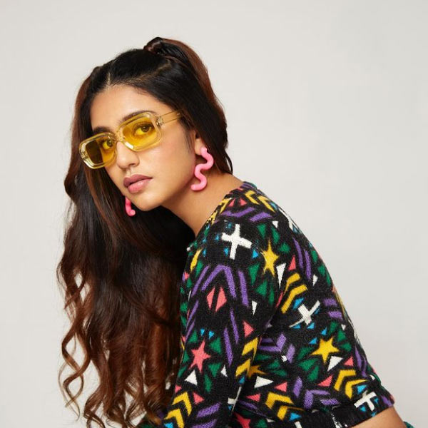 ‘ওরু আদর লাভ’ ছবির জন্য আইনি ঝামেলাতেও জড়ান প্রিয়া। মুসলিম ভাবাবেগে আঘাত দেওয়ার অভিযোগে ফৌজদারি মামলা দায়ের হয়েছিল। 