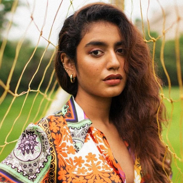 ‘উইঙ্ক গার্ল’ হিসাবে রাতারাতি ভাইরাল হওয়ায় কত যে ঝক্কি পোহাতে হয়েছিল এক সাক্ষাৎকারে সে কথা জানিয়েছেন প্রিয়া। তাঁর কথায়, “সেই ঘটনার পর বিপুল ট্রোলের শিকার হয়েছিলাম। পরিস্থিতি ধীরে ধীরে আমার হাতের বাইরে চলে গিয়েছিল।”