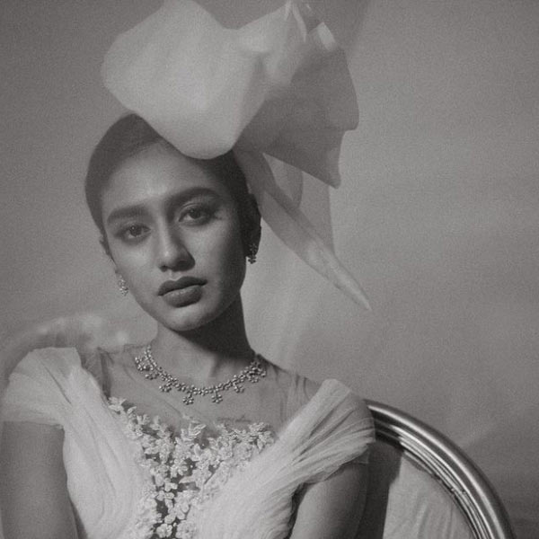 সম্প্রতি সমাজমাধ্যমে প্রিয়ার কিছু ছবি ভাইরাল হয়। যে ছবিতে দেখা যায়, প্রিয়ার মুখে কোনও মেকআপ নেই। বরং তাঁর মুখকে সাজিয়ে তুলেছে তাঁর একগুচ্ছ কেশরাজি। প্রিয়ার মুখের ইতিউতি ছড়িয়ে রয়েছে তাঁর ‘কার্লি হেয়ার’-এর কিছু অংশ।