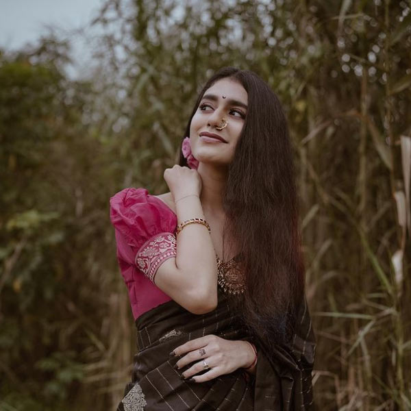 সেই সব ছবি মুহূর্তে ভাইরাল হয়। ছবিগুলির ক্যাপশনে প্রিয়া স্প্যানিশ ভাষার ব্যবহার করে লিখেন ‘আমোর উ লুজ’। এর অর্থ হল ‘ভালোবাসা ও আলো’। প্রকৃতপক্ষে নিজের ছবিগুলিতে আলো ও ছায়া নিয়ে খেলা করেছেন প্রিয়া।