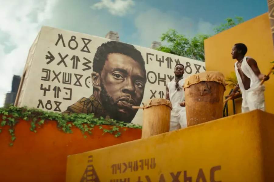 চ্যাডউইক বসম্যানের উদ্দেশে অসামান্য ট্রিবিউট মন ছুঁয়ে যেতে বাধ্য।