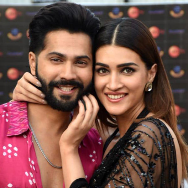 বরুণকে কৃতি জিজ্ঞাসা করেন, এত দিনে তাঁদের মধ্যে কী পরিবর্তন এসেছে? বরুণ হেসে জানান, তিনি মনে করেন তাঁদের মধ্যে তেমন কোনও পরিবর্তন আসেনি। তবে তাঁদের অভিনয়ের মান আগের চেয়ে বেড়েছে বলে মনে করেন স্টুডেন্ট অফ দ্য ইয়ারের অভিনেতা।