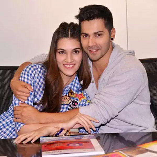 বরুণের প্রশ্ন শোনার ধৈর্য আগের চেয়ে বেড়েছে কি না, জানতে চান কৃতি। বরুণ হেসে জানান, আগের চেয়ে সেটা কমেছে বলেই তিনি মনে করেন। তবে কৃতি প্রশংসা করার পর যে তাঁর ভুল ভেঙেছে, সেটাও মজা করে জানান বরুণ।