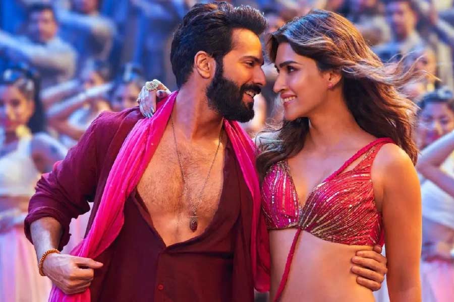 ‘ভেদিয়া’র একটি গান ‘অপনা বনা লে’ ইতিমধ্যেই বেশ জনপ্রিয়তা পেয়েছে। অরিজিৎ সিংহের গাওয়া এই গান সমাজমাধ্যমে শেয়ার করেছেন বরুণ এবং কৃতি, দু’জনেই।