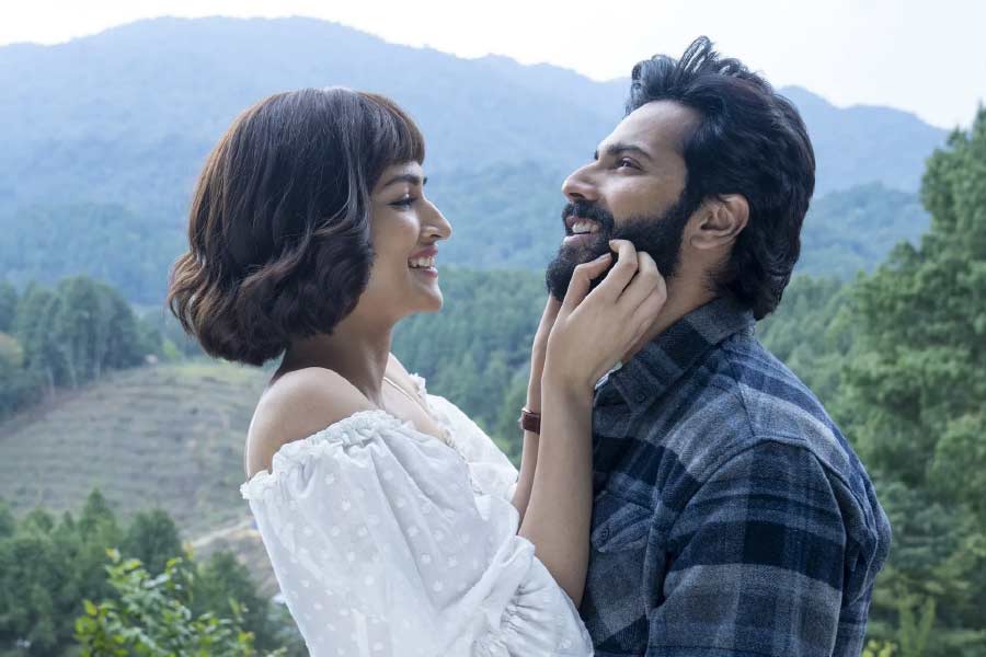 বরুণ মজা করে বলেন, “আমাদের অফস্ক্রিন বন্ধুত্ব সিনেমায় এমন ভাবে প্রতিফলিত হয়েছে যে, পরিচালক অমর কৌশিকও কোনও কোনও সময় অবাক হয়ে গিয়েছেন।”