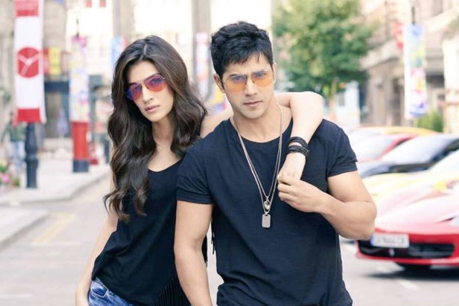 কৃতি এ প্রসঙ্গে মজা করে জানান, তাঁর কাছাকাছি বরুণকে দেখলেই রেগে যাচ্ছিলেন পরিচালক অমর। কৃতির সংযোজন, “উনি আমার বিষয়ে খুবই স্পর্শকাতর।” কৃতির এ কথা শুনে হেসে ফেলেন তিন জনেই।