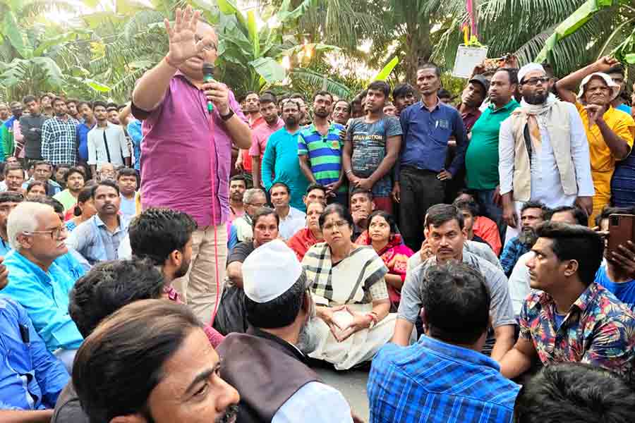 নন্দীগ্রাম-তেখালি সড়কে অবরোধে শামিল মন্ত্রী শশী পাঁজা। নিজস্ব চিত্র