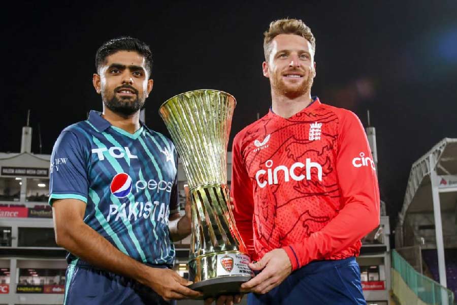 অস্ট্রেলিয়ায় ২০২২ সালের টি-টোয়েন্টি বিশ্বকাপের শেষ অঙ্ক চলছে। সেমিফাইনালে ইংল্যান্ডের কাছে ১০ উইকেটে হেরে বিশ্বকাপ থেকে ছিটকে গিয়েছে রোহিত শর্মার নেতৃত্বাধীন ভারতীয় দল। 