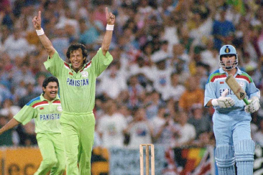 অন্য দিকে, পাকিস্তান খেলবে ফাইনালে। ১৯৯২ সালে এক দিনের বিশ্বকাপের ফাইনালেও মুখোমুখি হয়েছিল এই দুই দেশ। এই দুই বিশ্ব মহারণের মধ্যে ক্রিকেটপ্রেমীরা খুঁজে পেলেন সাত সাতটি মিল। ১৯৯২ সালের ক্রিকেট বিশ্বকাপ এবং ২০২২ সালের টি-টোয়েন্টি বিশ্বকাপের মধ্যে অমিলও অনেক। এ বার পাক অধিনায়ক বাবর আজ়মের বয়স সে বারের অধিনায়ক ইমরান খানের মতো ৩৯ বছর নয়। ইমরান নিজের কেরিয়ারের শেষে এসে চেয়েছিলেন একটা বিশ্বকাপ। আর ২৮ বছরের ঝকঝকে ওপেনার বাবর সমালোচিত হয়ে আসছেন তাঁর অধিনায়কত্বের জন্য। জয় পেলে এটা হবে সমালোচকদের উদ্দেশে তাঁর যোগ্য উত্তর।