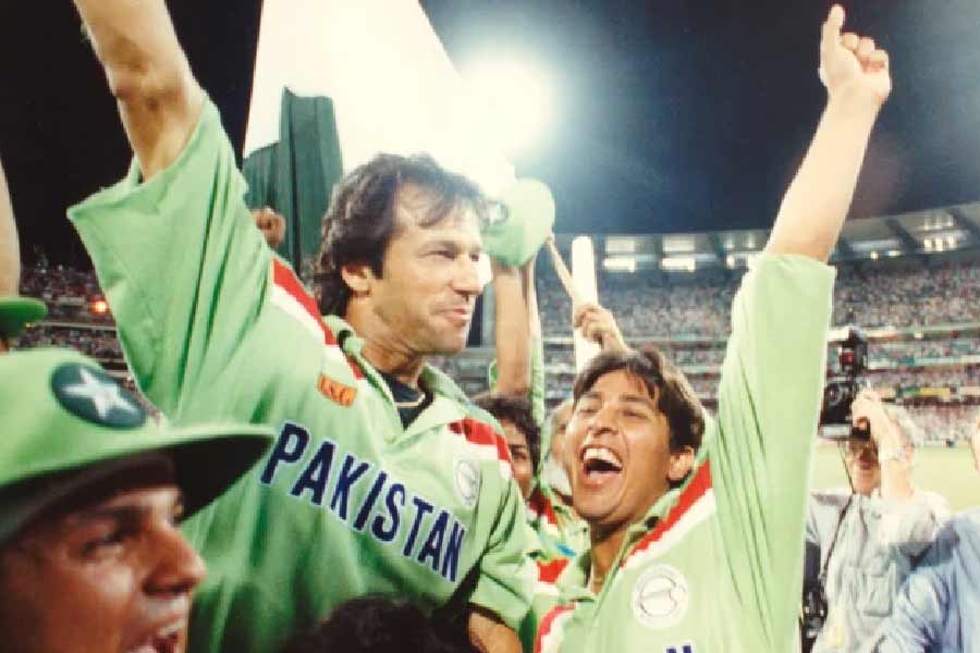 ১৯৯২ সালের বিশ্বকাপেও ঢিমেতালে শুরু হয়েছিল পাক-আক্রমণ। প্রথম দিকে হারের মুখ দেখতে হয়েছিল টিম ইমরানকে। এ বার সুপার ১২ পর্যন্ত মোটে ৬ পয়েন্ট পেয়েছিল বাবরের পাকিস্তান। প্রথমে ভারত এবং জ়িম্বাবোয়ের কাছে হেরে পর পর টিম ম্যাচে জিতে ফাইনালে খেলতে যাচ্ছে পাক দল।