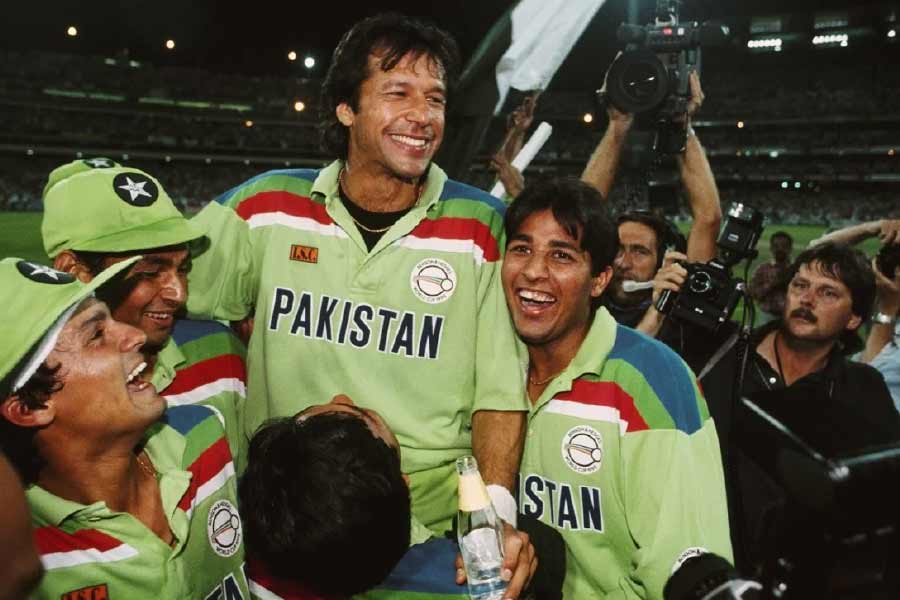 ক্রিকেটপ্রেমীরা মনে করাচ্ছেন সে বার এবং এ বারের অস্ট্রেলিয়া টিমের কথা। ১৯৯২ সালের বিশ্বকাপেও অস্ট্রেলিয়া পয়েন্ট তালিকায় এগিয়ে থেকেও সেমিফাইনালে যেতে পারেনি। অন্য দিকে, কম পয়েন্ট পেয়েও সেমিতে খেলার সুযোগ পায় পাকিস্তান। এ বারও হল তাই।