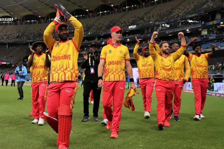  ২০২২ সালের টি-টোয়েন্টি বিশ্বকাপের আয়োজক অস্ট্রেলিয়াও সেমিফাইনালে যেতে পারেনি। এ বারও ‘ডিফেন্ডিং চ্যাম্পিয়ন’ হয়েই থেকে গেল তারা।