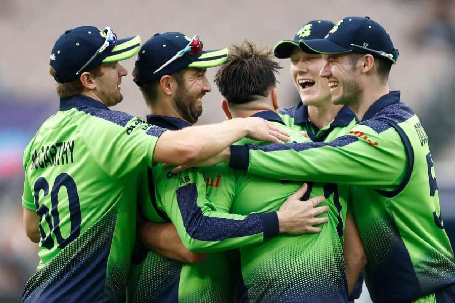 ১৯৯২ সালের বিশ্বকাপে ইংল্যান্ড ফাইনালে খেলার আগে গ্রুপ পর্যায়ের ম্যাচে হেরেছিল জ়িম্বাবোয়ের কাছে। তখন জ়িম্বাবোয়ে ছিল আইসিসি-র সহযোগী সদস্য। সে বছর ওই একটি ম্যাচেই জয় পেয়েছিল জ়িম্বাবোয়ে।