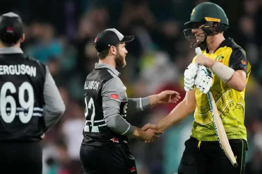 মজার মিল আরও আছে। ১৯৯২ সালের ভারত-পাকিস্তান ম্যাচে ম্যান অফ দ্য ম্যাচ হয়েছিলেন সচিন তেন্ডুলকর। ২০২২ সালে টি-টোয়েন্টি বিশ্বকাপে চেনা ফর্মে দেখা গিয়েছে বিরাট কোহলিকে। সচিন এবং বিরাটের প্রায়শই তুলনা করে থাকেন ক্রিকেটবোদ্ধারা। আর এ বার পাকিস্তানের বিরুদ্ধে ম্যাচে অসাধারণ অপরাজিত ইনিংস খেলে ম্যান অফ দ্য ম্যাচ হন সেই বিরাটই।