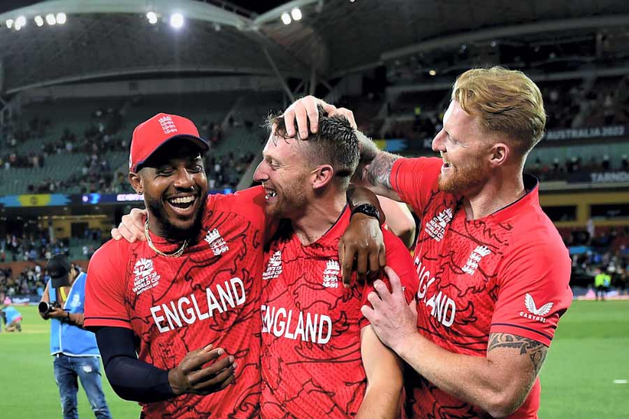 ১৯৯২ সালের বিশ্বকাপে অস্ট্রেলিয়ার ছিটকে যাওয়ার বড় কারণ ছিল ইংল্যান্ড। সে বার অস্ট্রেলিয়াকে ৩৭ রানে হারিয়েছিল ইংল্যান্ড। এ বারও প্রথম ম্যাচে অস্ট্রেলিয়াকে দুমড়ে মুচড়ে দিয়েছে নিউজিল্যান্ড।